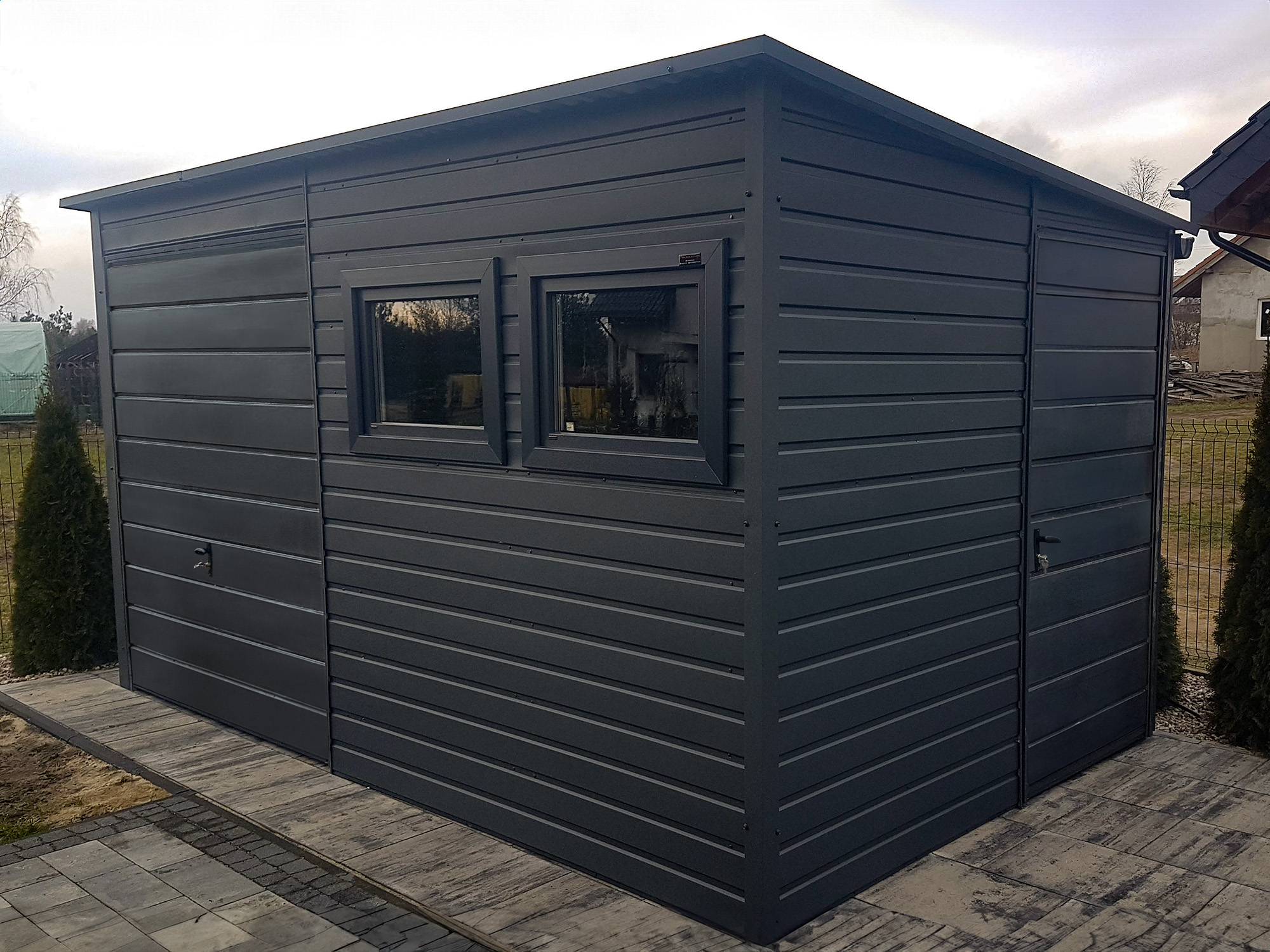Domek ogrodowy 4×2,5m - ciemny grafit matowy z oknem gospodarczym